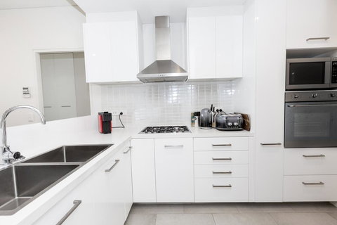 Trendy, Self Contained Inner City Apartment - Australian Directory 1