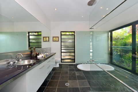 Trinity Beach Hideaway - Australian Directory 0