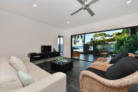 Trinity Beach Hideaway - Australian Directory 1