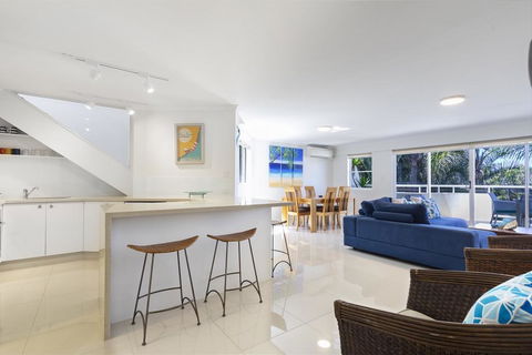 Tropical & Modern With Rooftop Terrace - Australian Directory 3
