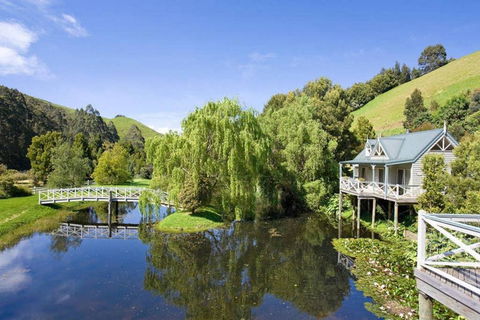 TWISTED WILLOW - Spa, Fireplace, Couples Retreat - Australian Directory 1