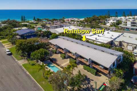 Unit 1 Rainbow Surf - Modern, Two Storey Townhouse With Large Shared Pool, Close To Beach And Shop - Australian Directory 2