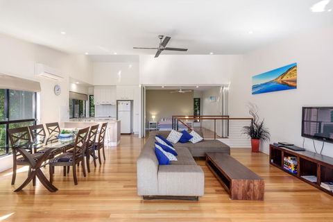 Unit 1 Rainbow Surf - Modern, Two Storey Townhouse With Large Shared Pool, Close To Beach And Shop - Australian Directory 0