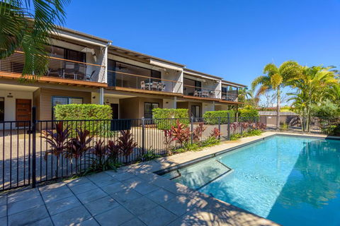 Unit 1 Rainbow Surf - Modern, Two Storey Townhouse With Large Shared Pool, Close To Beach And Shop - Australian Directory 1