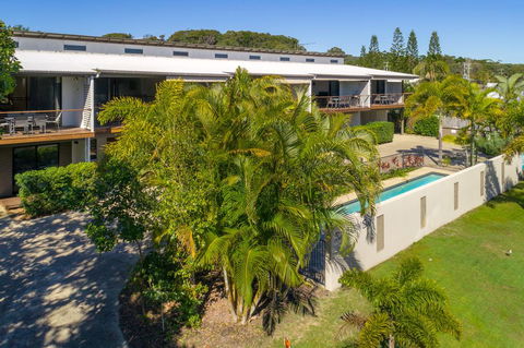 Unit 1 Rainbow Surf - Modern, Two Storey Townhouse With Large Shared Pool, Close To Beach And Shop - Australian Directory 3