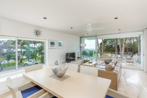 Unit 105 Plantation - Rainbow Beach, Plantation Resort, Second Floor, Aircon, Pool, Spa - Australian Directory 2