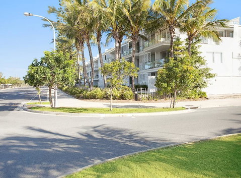 Unit 105 Plantation - Rainbow Beach, Plantation Resort, Second Floor, Aircon, Pool, Spa - Australian Directory 0