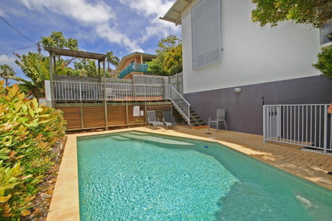 Unit 2, Sea Breeze Villas- 39 First Avenue Coolum - WIFI, 400 Bond - Australian Directory 1