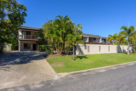 Unit 4 Rainbow Surf - Modern, Double Storey Townhouse With Large Shared Pool, Close To Beach And Shop - Australian Directory 1