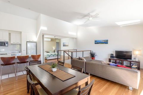 Unit 4 Rainbow Surf - Modern, Double Storey Townhouse With Large Shared Pool, Close To Beach And Shop - Australian Directory 0