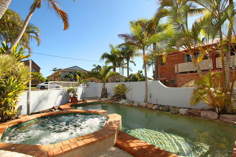 Unit 4, Coolum Sands Apartments, 34 First Avenue Coolum Beach, 400 BOND, LINEN SUPPLIED - Australian Directory 0
