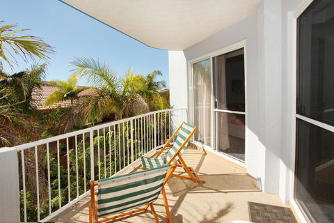 Unit 4, Coolum Sands Apartments, 34 First Avenue Coolum Beach, 400 BOND, LINEN SUPPLIED - Australian Directory 1
