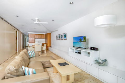 Unit 8 Plantation Resort - Rainbow Beach, Plantation Resort, Air Conditioned, Pool And Outdoor Spa - Australian Directory 1