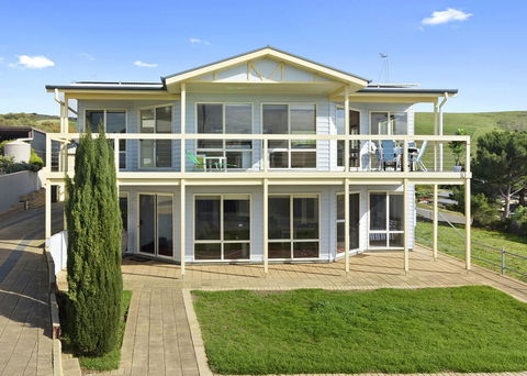 VALLEY VIEWS - 10 Valley Heights Drive - Australian Directory 2