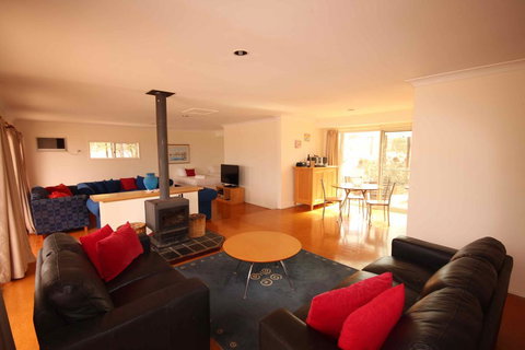 Verona Vineyard Cottage - Australian Directory 3