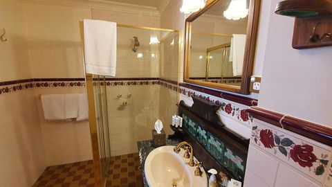 Victoria House Motor Inn - Australian Directory 1