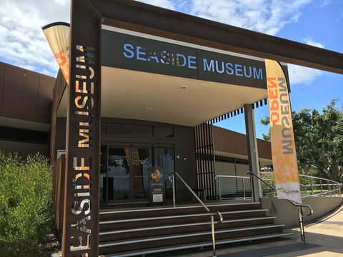 VIEWS VIEWS VIEWS! Front Top Floor Waterfront Unit - Chnook Apartments South Esp, Bongaree - Australian Directory 3