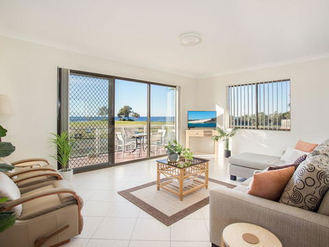 Villa Bianca 10 Opposite The Tanks - Australian Directory 3