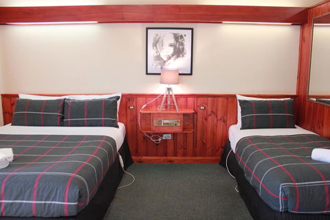 Village Family Motor Inn - Australian Directory 1