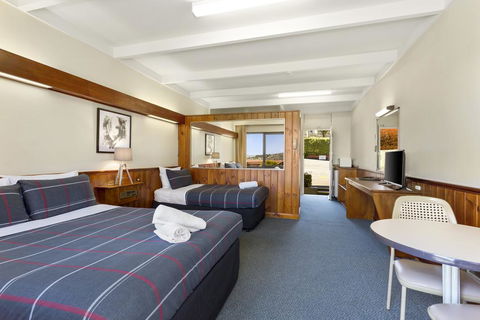 Village Family Motor Inn - Australian Directory 2