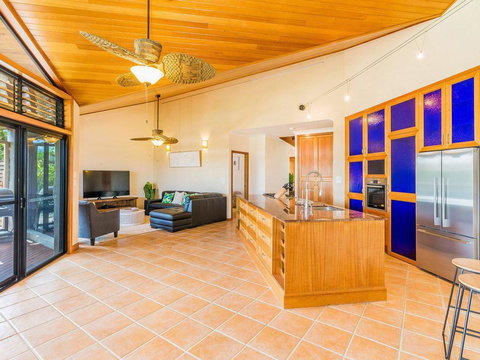 Vista Del Mare - 81 Witonga Drive Yamba Family Home On Water. - Australian Directory 3