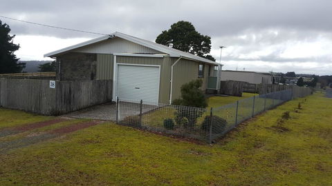 Waratah Falls Holiday Unit - Australian Directory 3