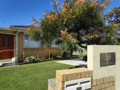 Warilla Sands - Australian Directory 1