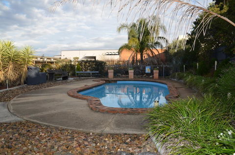 Warwick Motor Inn - Australian Directory 1