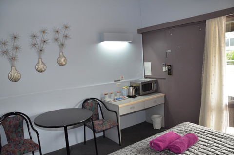 Warwick Motor Inn - Australian Directory 3