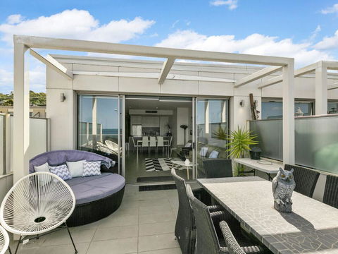 WATERFRONT THREE- In The Heart Of Lorne - Australian Directory 1