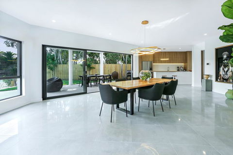 Waterfront Wonder, Noosa Waters - Australian Directory 2