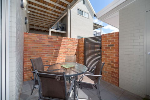 Waterstreet Apartment - Australian Directory 1