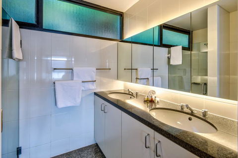 Waves 5 Luxury 3 Bedroom Breathtaking Ocean Views Central Location - Australian Directory 3