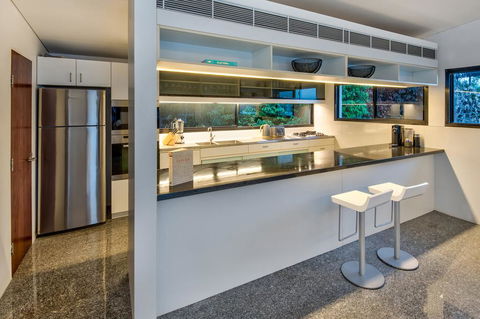 Waves 5 Luxury 3 Bedroom Breathtaking Ocean Views Central Location - Australian Directory 1