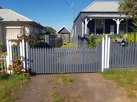 Welcome Stranger Cottage - Australian Directory 1