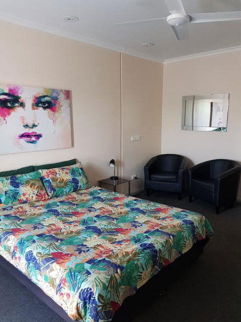 Wentworth Central Motor Inn - Australian Directory 3