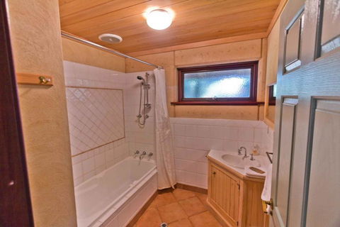 Westwood Cottage - Australian Directory 3