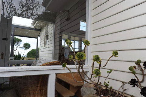 White Shell Cottage - Australian Directory 3