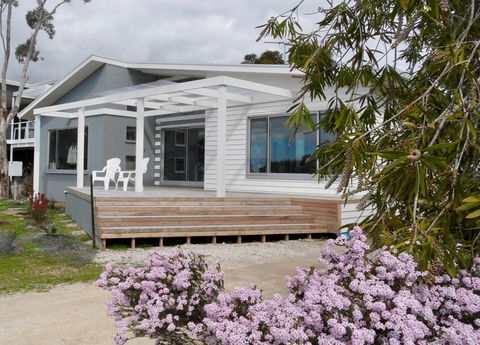 WHITE SHELLS HOLIDAY RENTAL - Australian Directory 0