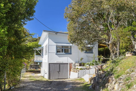 Whitecaps, 26 East Street - Australian Directory 0