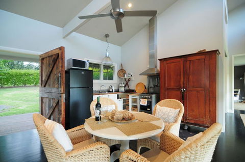 Willabrook Retreat - Mojo Cottage - Romantic Escape! - Australian Directory 3