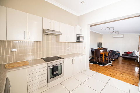 William Cottage Central Heritage Home - Australian Directory 1