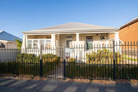 William Cottage Central Heritage Home - Australian Directory 3