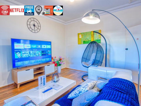 Wollongong Station Holiday House With Wi-Fi,75 Inch TV, Netflix,Parking,Beach - Australian Directory 0
