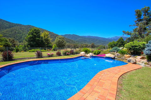 Wombat Hollow - Australian Directory 2