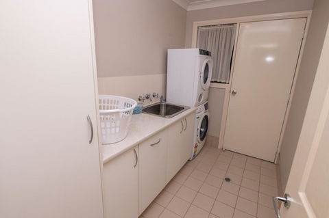 Wonderful Windred Modern, Comfy, Quiet - Australian Directory 2