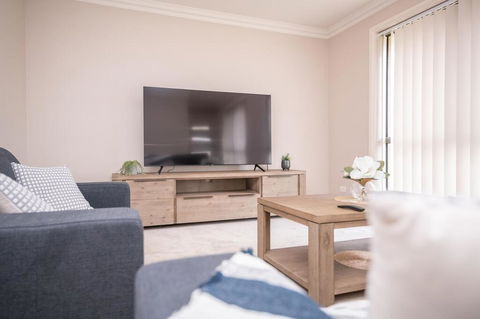 Wonderful Windred Modern, Comfy, Quiet - Australian Directory 3