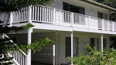 Wonky Pine Beach House, NARRWALLEE- 4 Bedroom - Australian Directory 0