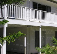 Wonky Pine Beach House NARRWALLEE- 4 bedroom - Australian Directory