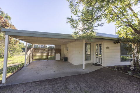 Woongara Cottage - Pet Friendly Country Retreat - Australian Directory 3